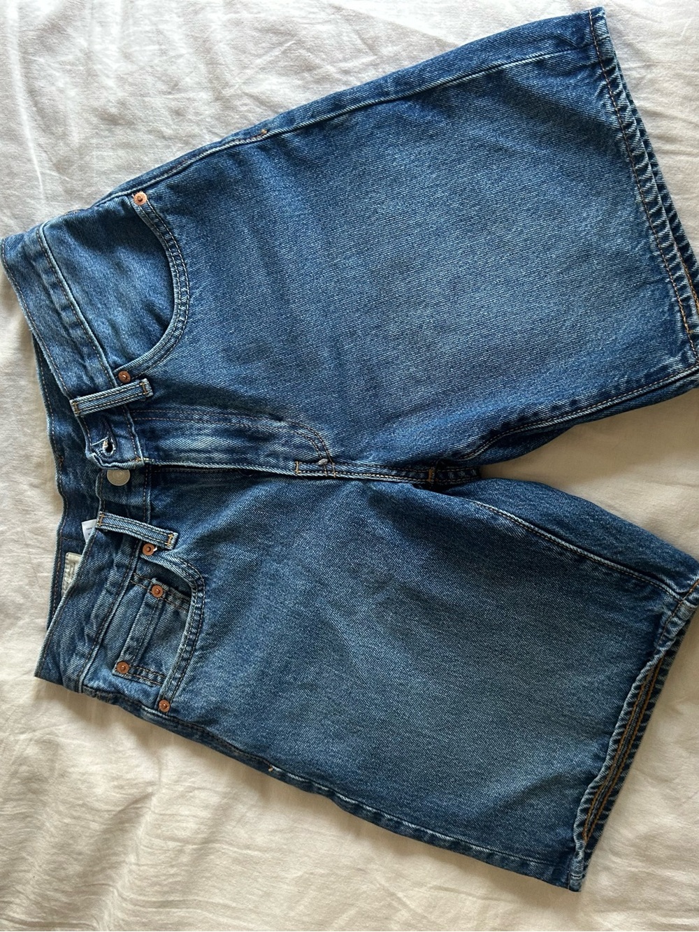 Classic High-Rise Levi’s Denim Shorts in Medium Blue